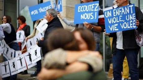 Condenan a 20 años de cárcel al cirujano francés que abusó de 300 menores