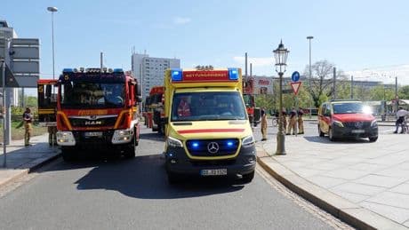 Dramatischer Einsatz: Mann stürzt mitten in Dresden in metertiefen Schacht und wird schwer verletzt