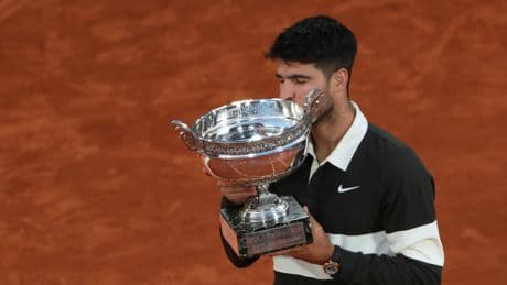Carlos Alcaraz troost aangeslagen Jannik Sinner na finale voor de eeuwigheid op Roland Garros: ’Samen geschiedenis schrijven’