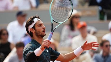 Lorenzo Musetti ontsnapt aan diskwalificatie en bereikt halve finale Roland Garros