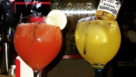 Pillan a un conocido bar de copas de Zaragoza saltándose el horario permitido y le multan con 600 euros