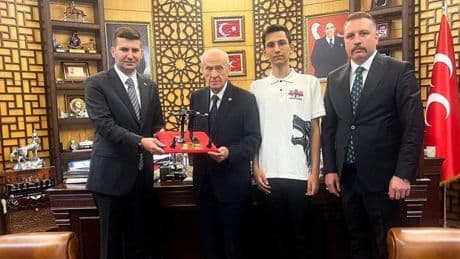 Bahçeli'ye TÜRKHAN İHA prototipi hediye edildi