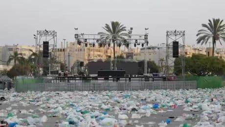 Basura en la explanada de la juventud: miles de botellas y bolsas tras la primera noche de Feria en Málaga