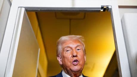 Retromarcia sulla retromarcia: Trump toglie i dazi anche da smartphone e computer fatti in Cina