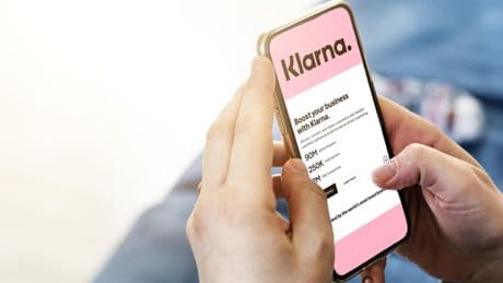 «Nous avons sous-estimé ce que nous avions à perdre» : après avoir supprimé des postes au profit de l’IA, Klarna fait marche arrière