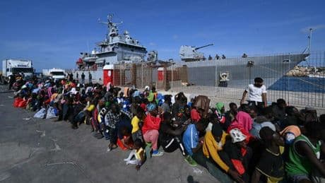 Migranti, ancora sbarchi a Lampedusa: 1.531 persone nell'hotspot. «I ibici ci hanno sparato addosso»