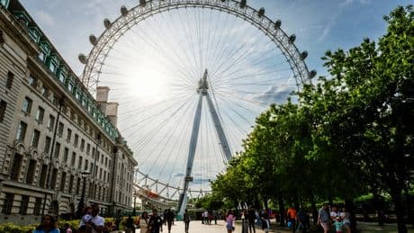 London Eye breaks down leaving customers stranded on hottest day of the year