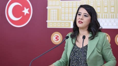 Sevda Karaca, Taha Elgazi’nin sınır dışı edilmesini gündeme taşıdı: “Göçmen ve mültecilere uygulanan muğlak ve keyfi kodlar kaldırılmalıdır”