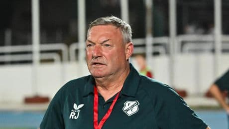 Ron Jans kraakt kritische noot na Europese uitzege: ’Gelukkig moment met de scheidsrechter’
