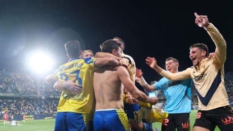 Dos goles del Cádiz en el añadido tumban a un Almería con nueve