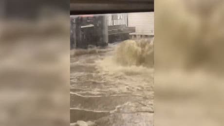 États-Unis : les images stupéfiantes des inondations dans le métro et les rues de New York