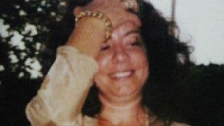 Stefania Camboni uccisa con 15 coltellate a Fregene. Fermata la nuora Giada Crescenzi: era in casa. Le liti in famiglia e l'ipotesi messinscena