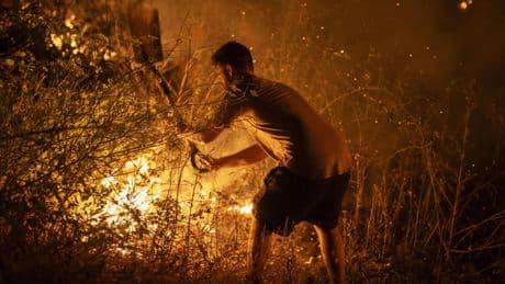 El viento y la ola de calor avivan el fuego en Orense, Cáceres y León, con miles de evacuados: el PP pide la presencia del Ejército