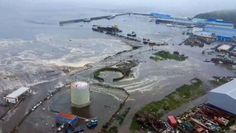 Las primeras olas del tsunami impactan en Rusia y Hawái: el agua inunda ya algunas playas