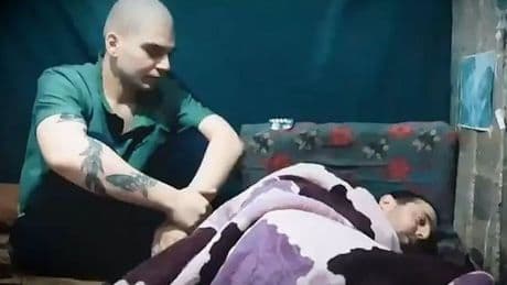 Hamas deelt video van Israëlische gijzelaars: ‘Hij wil zichzelf wat aan doen!’