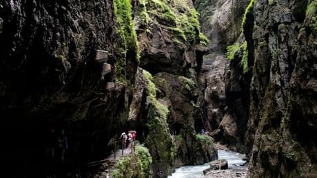 Mutter stürzt vor den Augen ihrer Kinder Wasserfall hinab – Frau stirbt