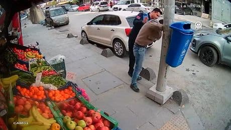 Boğulma tehlikesi yaşayan adamı Heimlich manevrasıyla kurtardı
