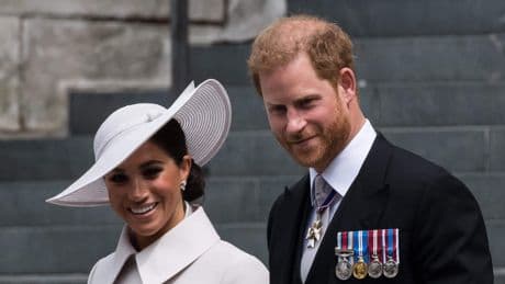 Harry & Meghan zien bui al hangen: ’Lijmpoging met de royals om financieel boven water te blijven’
