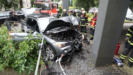 Retter in Hamburg im Großeinsatz - Rentner (91) rast mit BMW gegen Klinik