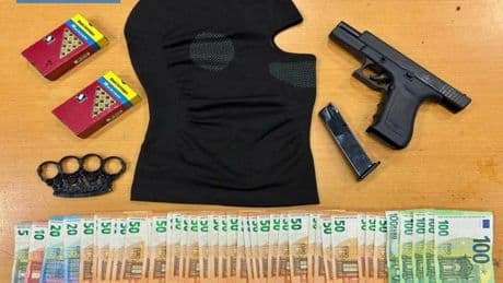 "Dacci tutto o ti sparo". I maranza egiziani minacciano due italiani, i poliziotti li arrestano