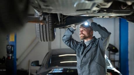 El consejo de un mecánico a los conductores de coche automático para ahorrarse una avería de hasta 6000 €