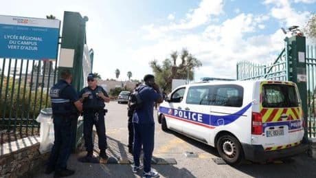 Attaque au couteau dans un lycée à Antibes : mis en examen pour tentative d’assassinat, le suspect reconnaît les faits et dit avoir « entendu des voix »