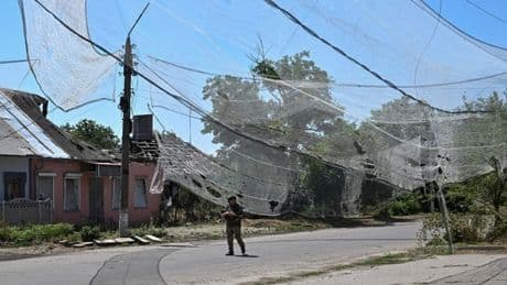 Ucraina, reti da pesca contro i droni russi: il sistema di difesa low cost di Kiev che intrappola gli ordigni