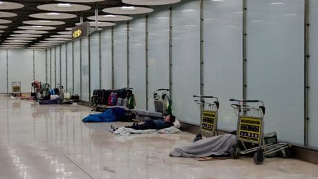 Aena prohíbe dormir en el aeropuerto de Barajas a partir de este jueves