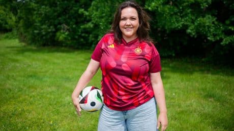 Fernsehen: Schauspielerin Schalow: Männerfußball ist "manchmal Theater"