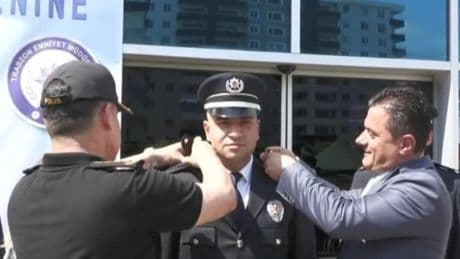 Emniyetin töreni mi AKP’nin töreni mi? İlçe başkanı polise rütbe taktı!