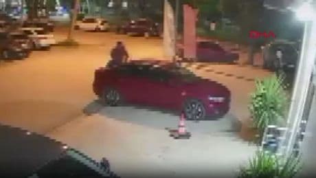 Alkollü adam arabalara yumruk atıp, üzerinde zıpladı