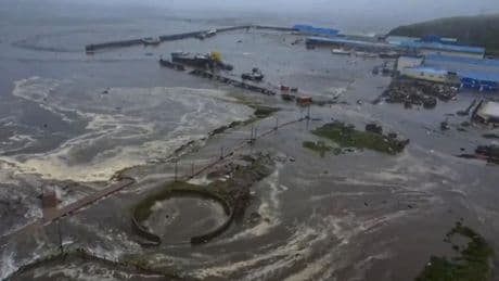 Las espectaculares imágenes del terremoto en Rusia y las primeras olas tras las alertas de tsunami en EEUU y Japón