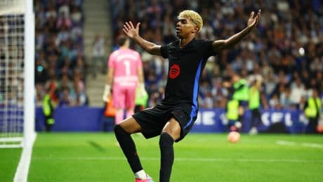 Lamine Yamal decide el derbi con una obra de arte y el Barça es campeón de Liga (0-2)