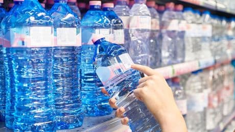El mejor agua del supermercado si tienes cálculos renales según la uróloga Cristina Barrera