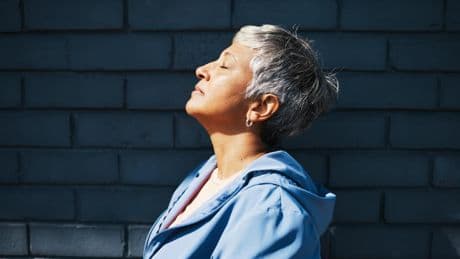“Con la edad disminuye la absorción de vitamina D”, clave para envejecer bien: ¿cuándo suplementar?