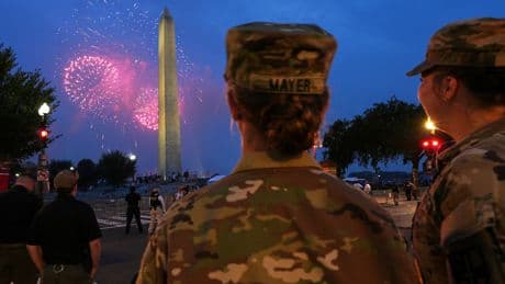 La lluvia, las protestas y la escasa asistencia deslucen el desfile de cumpleaños de Trump