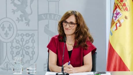 El Gobierno da luz verde al anteproyecto de la ley antitabaco que prohíbe fumar en terrazas y marquesinas