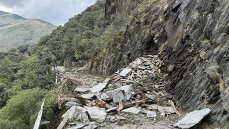 Un desprendimiento corta una carretera en Lleida: un vecino avisó a los bomberos