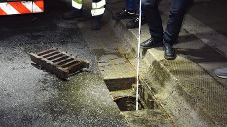 Ertrunken im Abwasserschacht - Ring im Gully kostet Mann das Leben