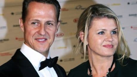 Formel 1 in Bahrain: Michael Schumacher signiert Helm von Jackie Stewart für einen guten Zweck