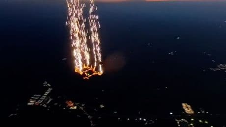Bei Air-Show - Spektakulärer Feuer-Sprung von US-Soldaten
