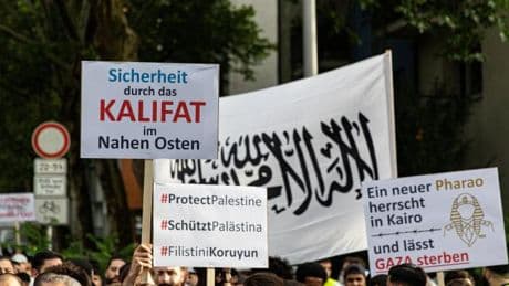 Verbot kurzfristig gekippt – Islamisten fordern bei Gaza-Demo Einführung eines Gottesstaates
