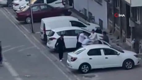 Küfür tartışmasında ortalık karıştı: Tekme tokat birbirine girdiler