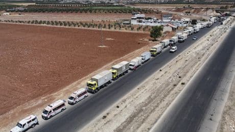 Un convoy con ayuda humanitaria entra a la ciudad siria de Al Sueida después del alto el fuego