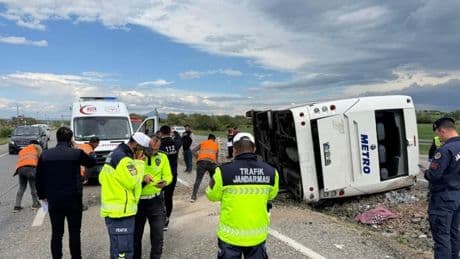Konya'da yolcu otobüsü devrildi: 14 kişi yaralandı