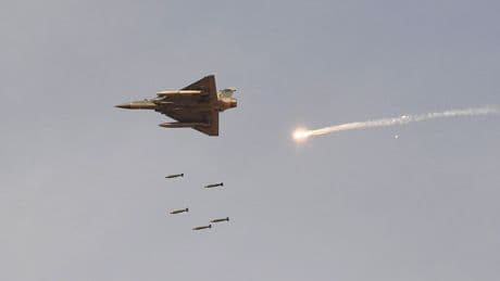 Puissances nucléaires, chars soviétiques, avions français : que valent les armées indiennes et pakistanaises ?