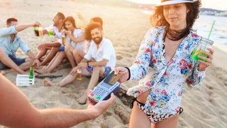 Kartenzahlung: Darum ist der Konto-Check nach dem Urlaub wichtig