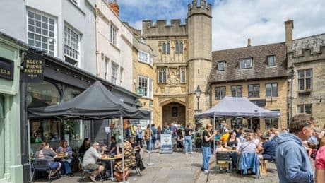 Empty shops to be turned into clubs and bars under new government plans