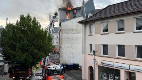 Brände: Brände in Mehrfamilienhäusern - Feuerwehr in Dauereinsatz