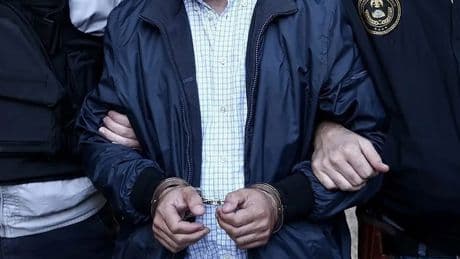 İzmir'de 1'i kırmızı bültenle aranan 2 kişi yakalandı